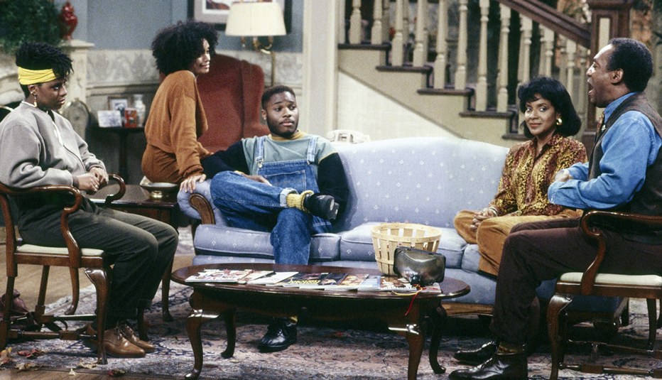 Desde la izquierda Lisa Bonet, Tempestt Bledsoe, Malcolm Jamal Warner, Phylicia Rashad y Bill Cosby en "The Cosby Show"