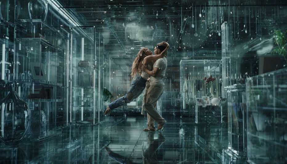 Jennifer Lopez abraza a un hombre en una escena de "This Is Me ... Now".