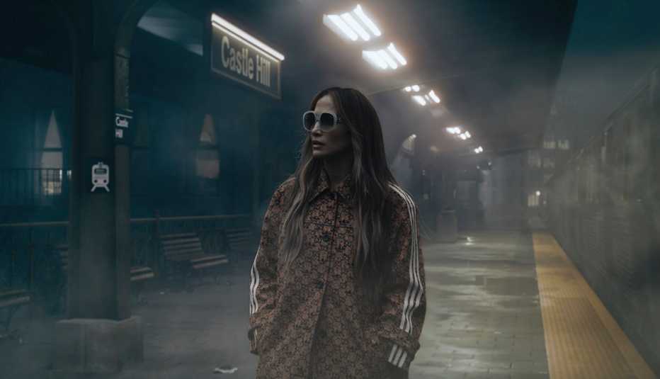 Jennifer Lopez en una estación de tren en una escena de "This Is Me ... Now".