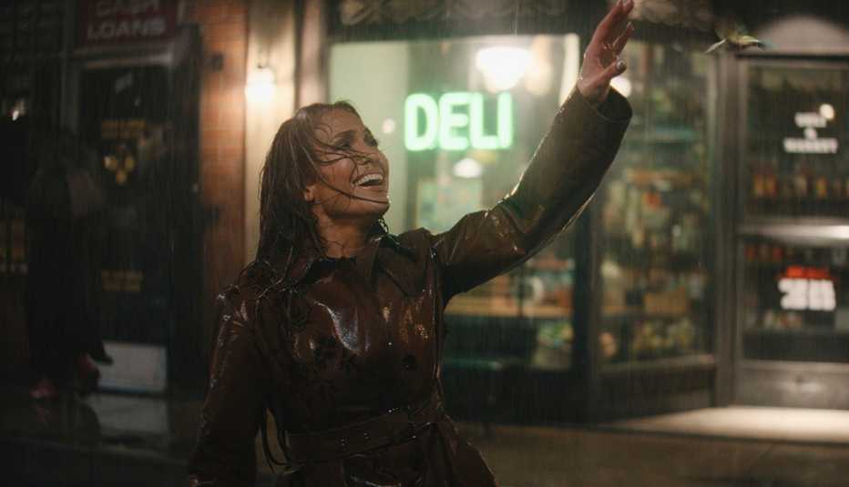 Jennifer López sonriendo con su brazo izquierdo en el aire en una escena de "This Is Me...Now: A Love Story".