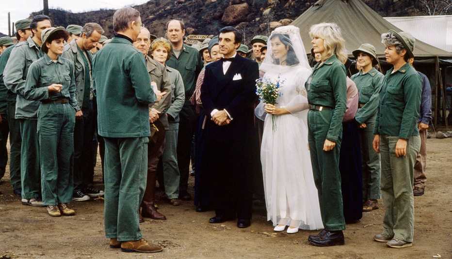 Una boda al final del programa de televisión Mash