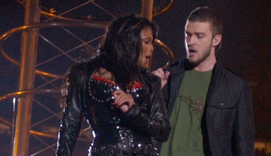 Janet Jackson (izquierda) y Justin Timberlake actuando durante el espectáculo de medio tiempo del Super Bowl XXXVIII.
