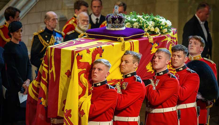 El ataúd de la reina Isabel II siendo llevado al palacio de Westminster por guardias