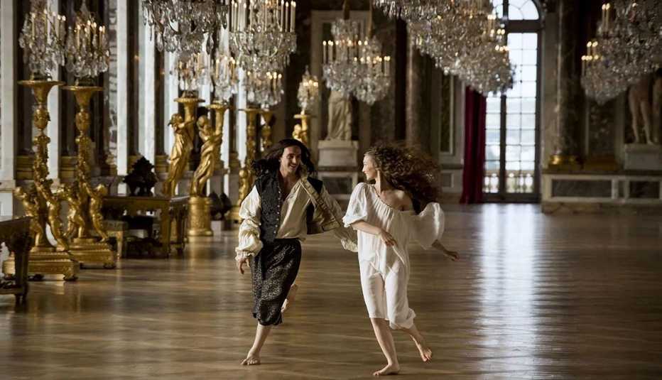 George Blagden, a la izquierda, y Alexia Giordano en "Versailles".