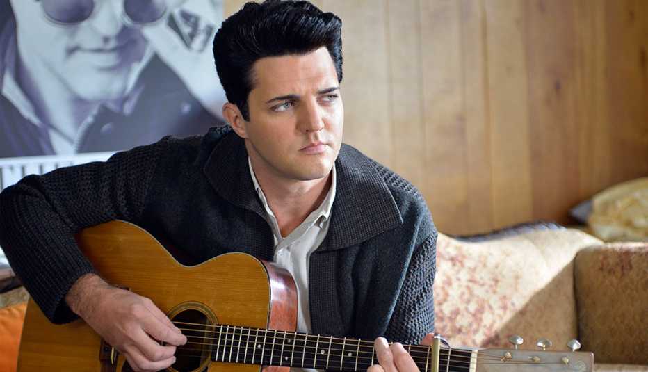 Blake Rayne, Elvis Presley, Guitar Player, en el filme The Identical