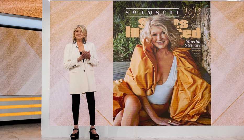 Martha Stewart frente a la portada de la edición de trajes de baño de Sports Illustrated del 2023.