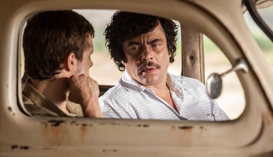 Josh Hutcherson y Benicio Del Toro en una escena de la película Escobar: Paradise Lost