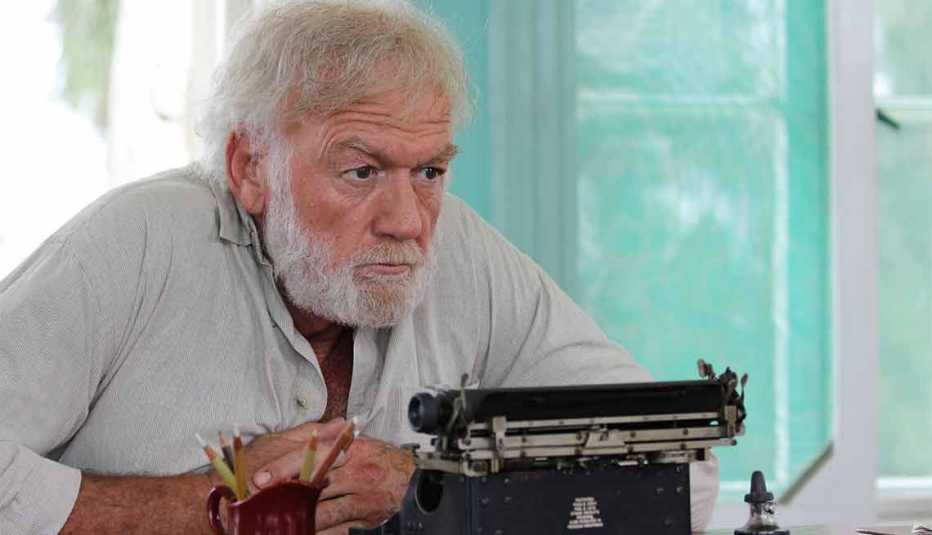 El actor Adrian Sparks en una escena de la pelíula, Papa Hemingway in Cuba