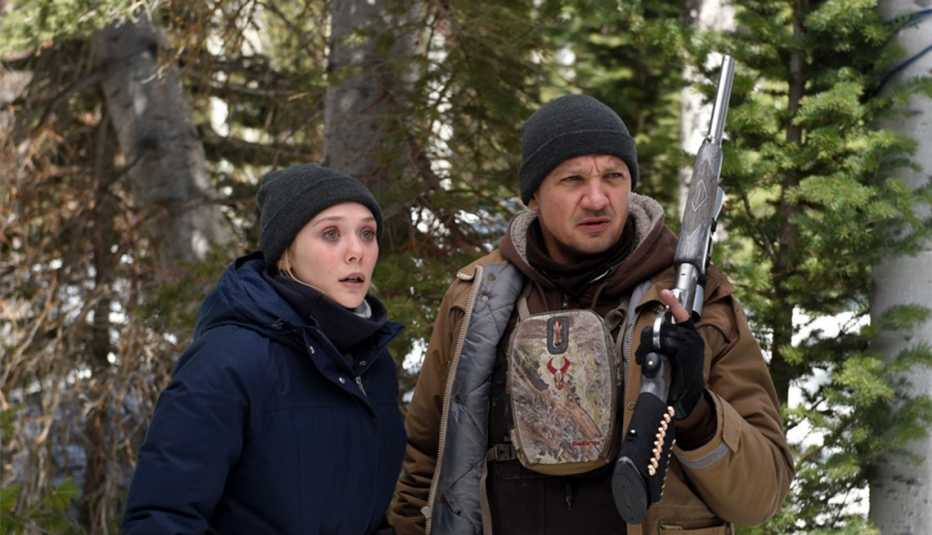 Elizabeth Olsen y Jeremy Renner en una escena de la película Wind River 