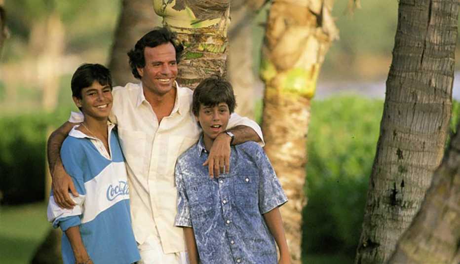 Julio Iglesias junto a sus hijos Enrique y Julio Jose en Hawaii.