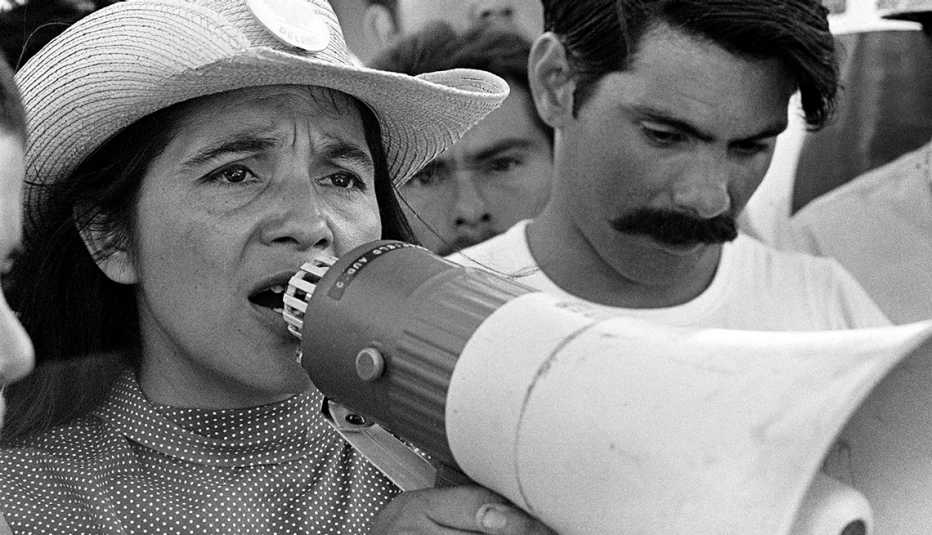 Foto de Dolores Huerta en 1969 durante el segundo día de la marcha de Coachella, California.