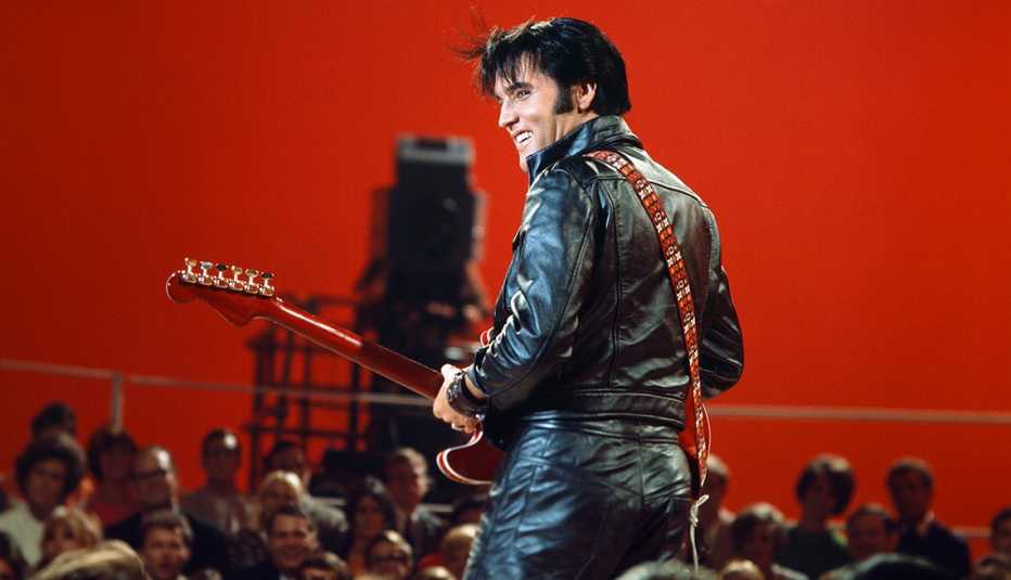 Elvis Presley con guitarra y chaqueta de cuero negra 