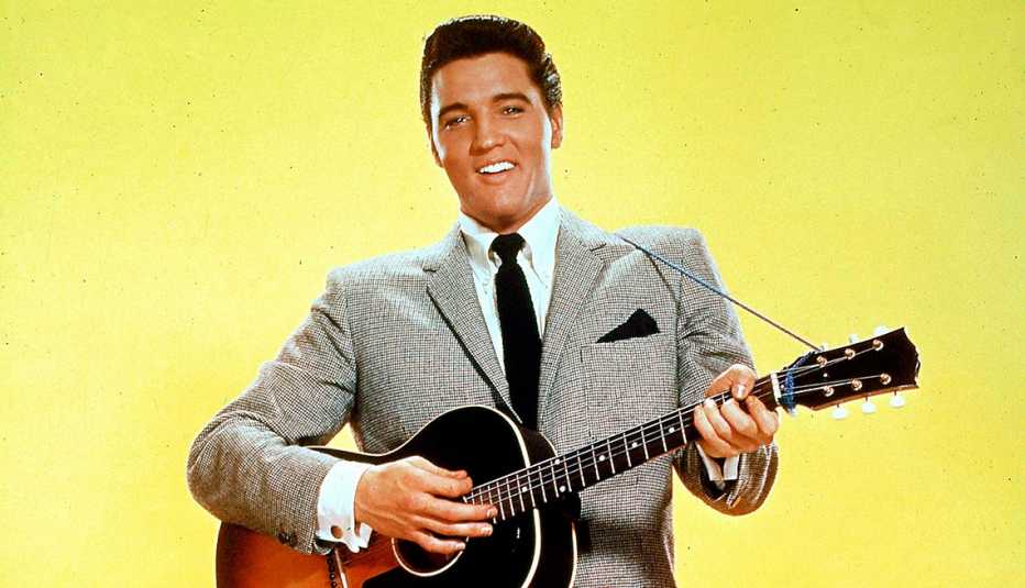 El rey del rock n roll con su guitarra - Elvis Presley, 40 años de su muerte