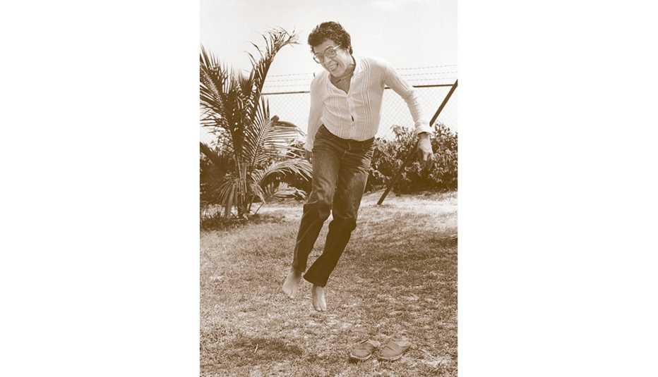 Foto de Héctor Lavoe saltando descalzo y al aire libre