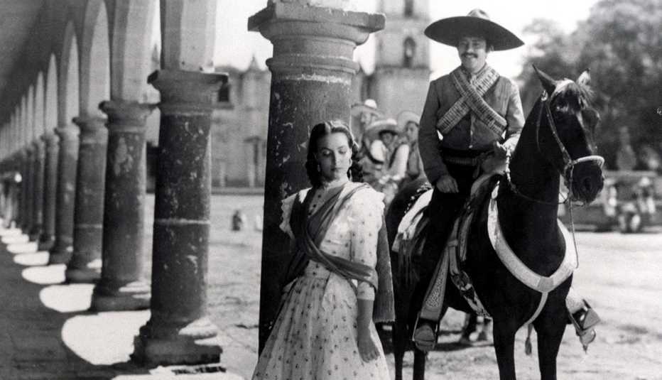 Pedro Armendáriz en una escena de la película Enamorada con María Félix, 1946  