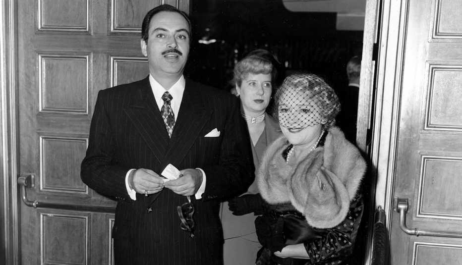 Pedro Armendáriz al lado de la productora Mary Pickford en Hollywood, 1950