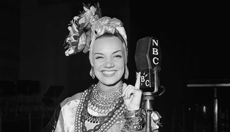 Carmen Miranda al lado de un micrófono de la NBC