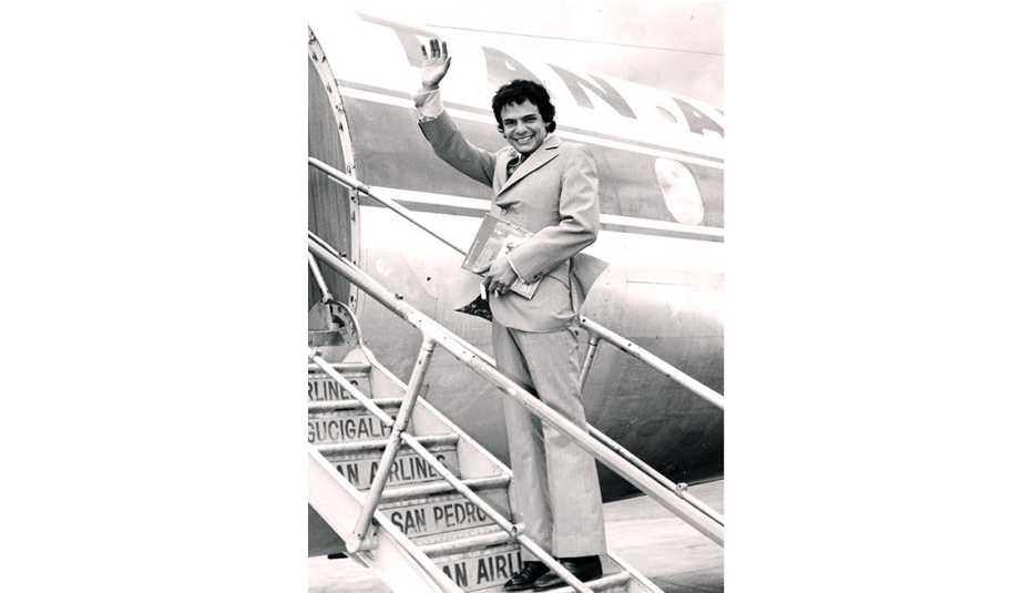 José José subiendo a un avión