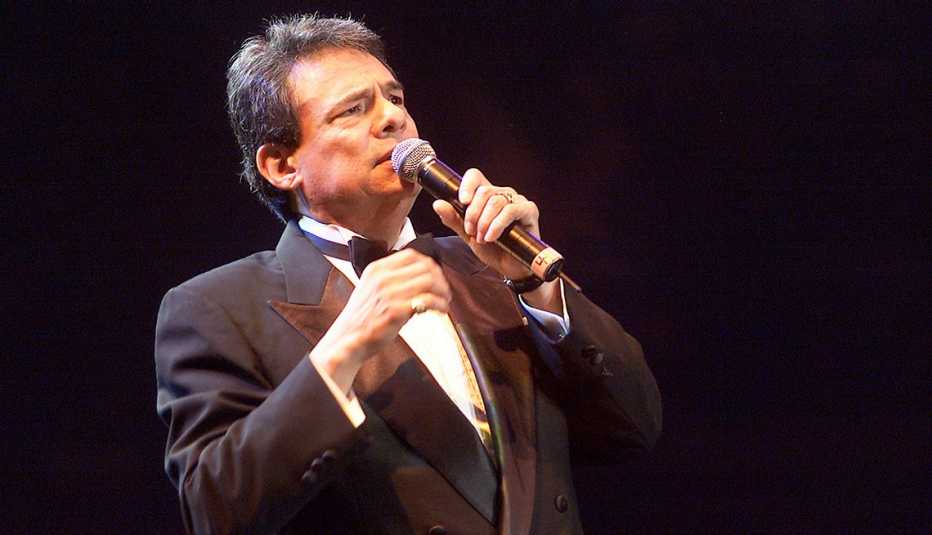 José José cantando en un escenario