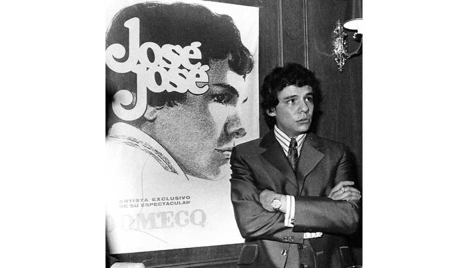 José José frente a un afiche de un disco