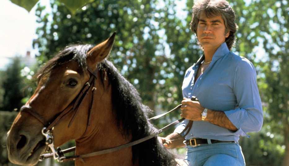 José Luis Rodríguez, El Puma. Un recorrido a la carrera del cantante venezolano. Madrid 1981, durante un recorrido montando a caballo.