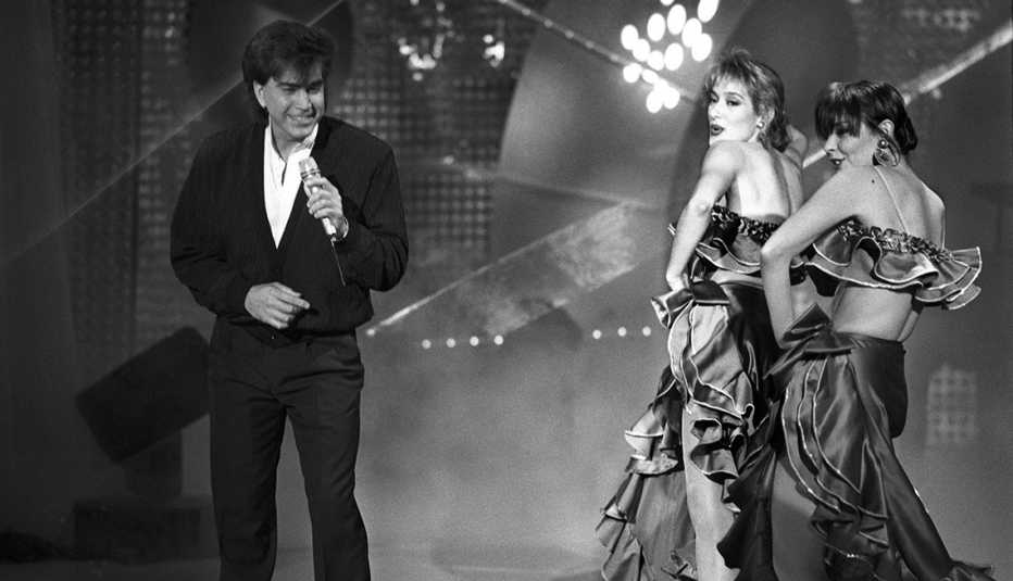 José Luis Rodríguez, El Puma. Un recorrido a la carrera del cantante venezolano. Madrid, 1990, durante el programa de RTVE, Viva el espectáculo