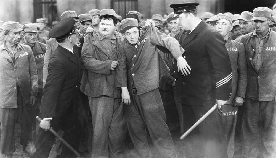 Laurel y Hardy en una escena de la película Pardon Us