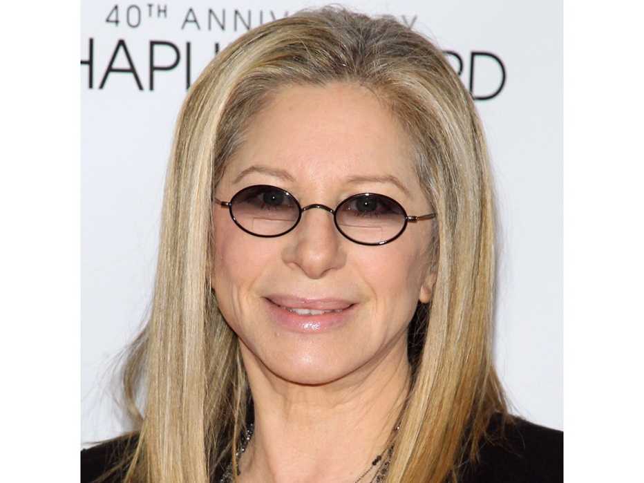 La actriz Barbra Streisand usando lentes