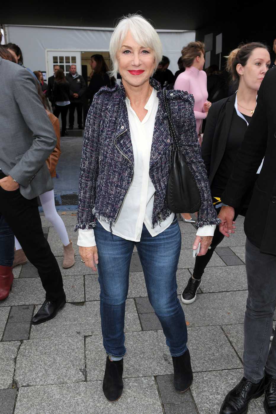 Helen Mirren usando jeans