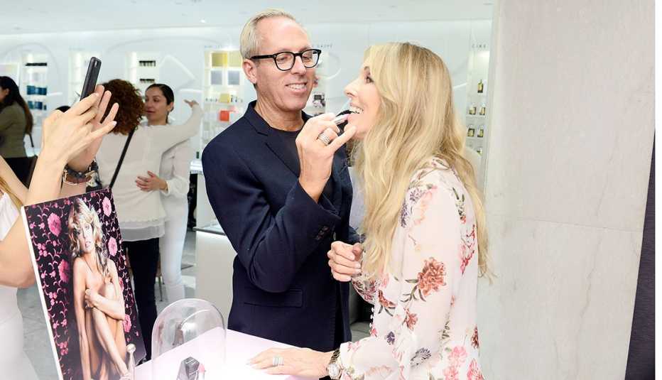 Tim Quinn y Alana Stewart en una sesión de maquillaje en Barneys New York 