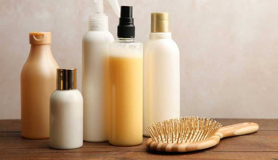 Productos para el cuidado del cabello en una mesa de madera.