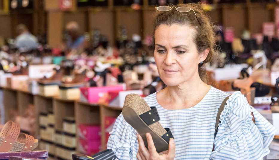 Mujer mirando zapatos de verano en una tienda.