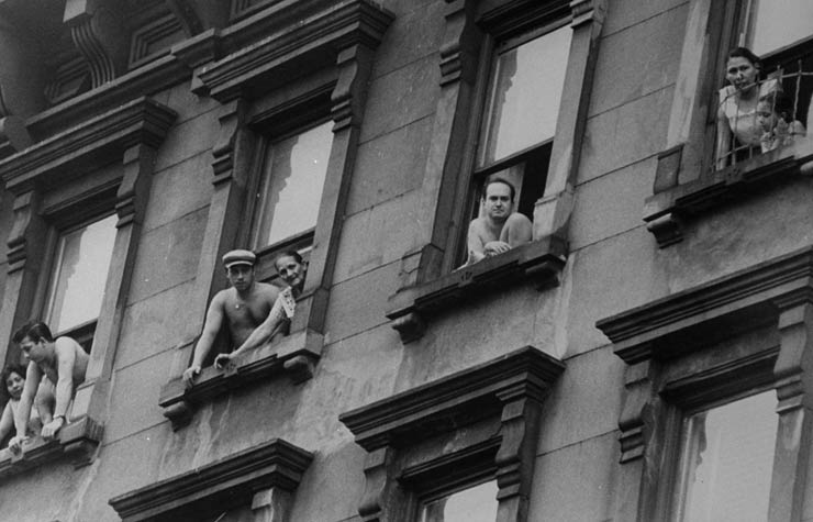 Los puertorriqueños residentes se inclinan por las ventanas en la ciudad de Nueva York, las historias reales del West Side