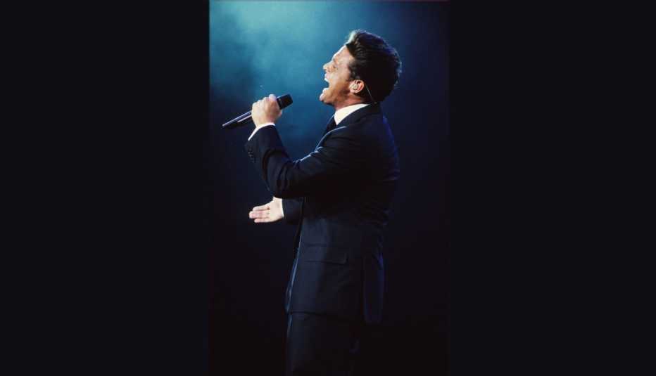 Luis Miguel cantando en un concierto en Nueva York