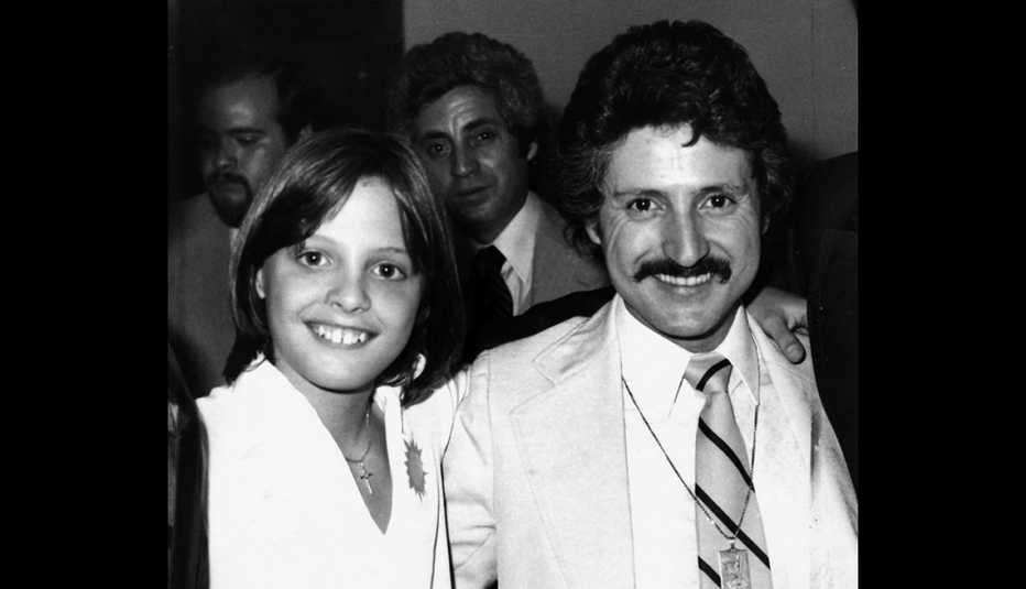 Foto en blanco y negro de Luis Miguel niño y Luisito Rey en 1982