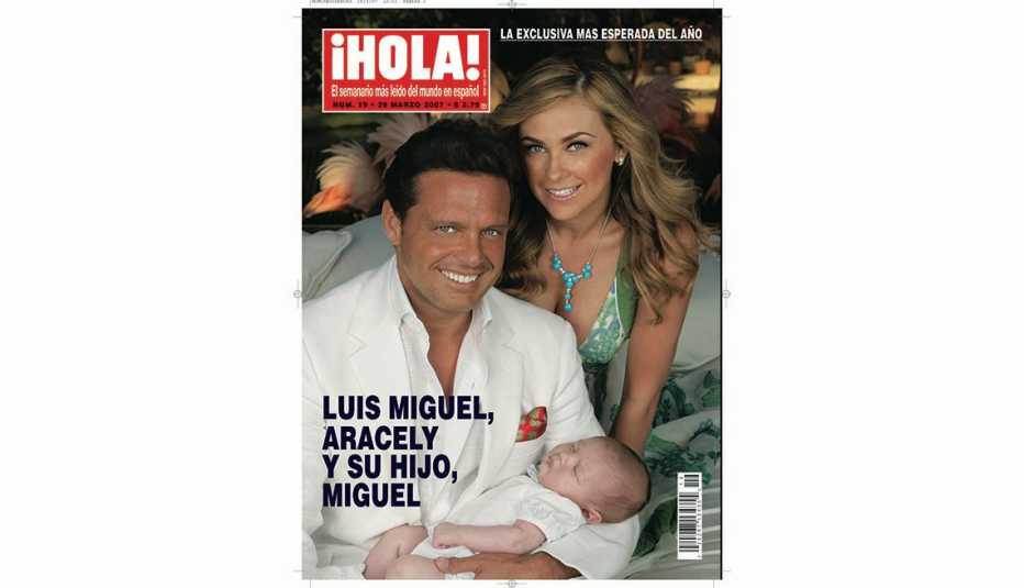 Portada de la revista Hola, con Luis Miguel y Aracely Arámbula con su bebé