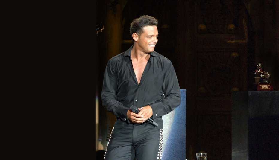 Luis Miguel vestido de negro en un escenario