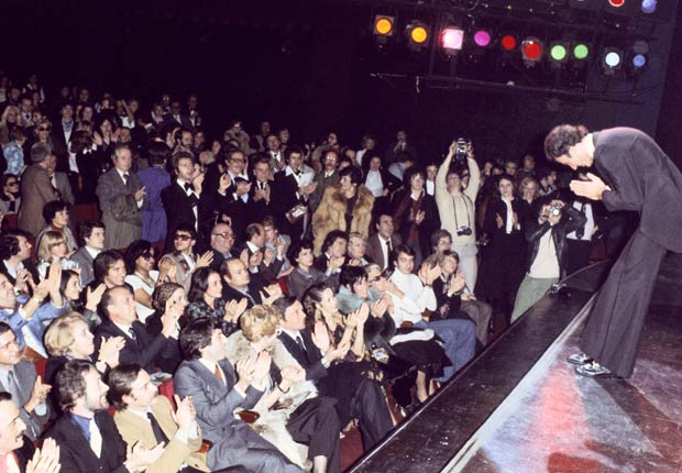 Julio Iglesias actuando en el estadio Olympia en París en los setentas.
