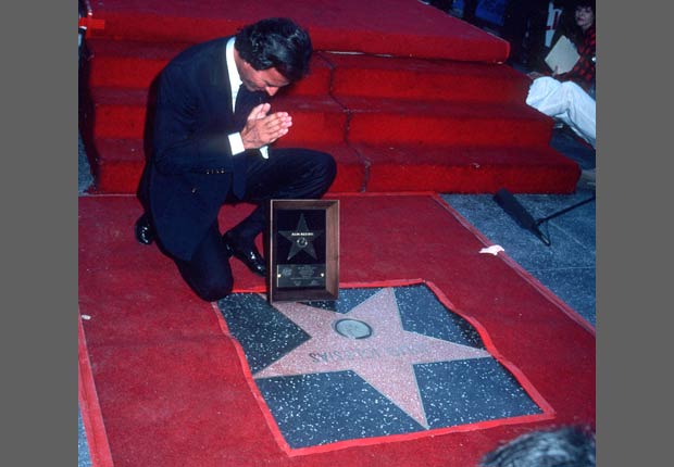 Julio Iglesias recibe su estrella de Hollywood.