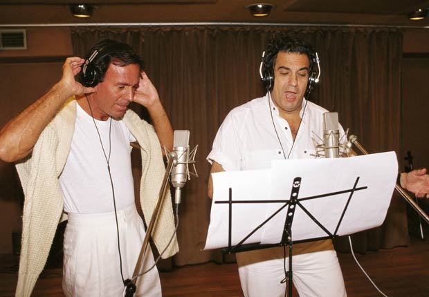 Julio Iglesias y Plácido Domingo, en un estudio de grabación.