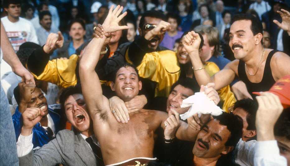 Héctor 'Macho' Camacho después de vencer a Ray Mancini por el título mundial del peso welter, Reno, Nevada, 1989