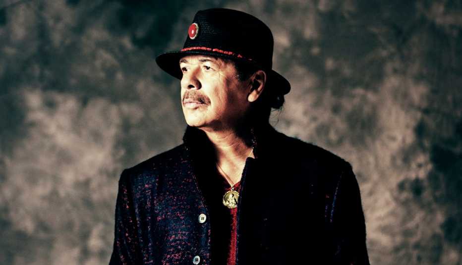 Retrato de Carlos Santana durante la promoción de su primer disco en español disco Corazón