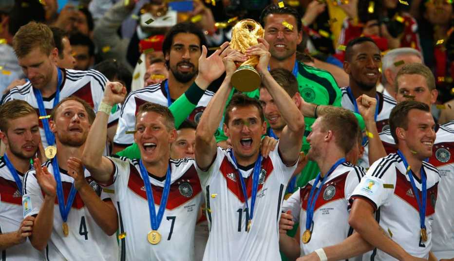 Miroslav Klose levanta la copa mundo tras ganar el Mundial de fútbol con Alemania
