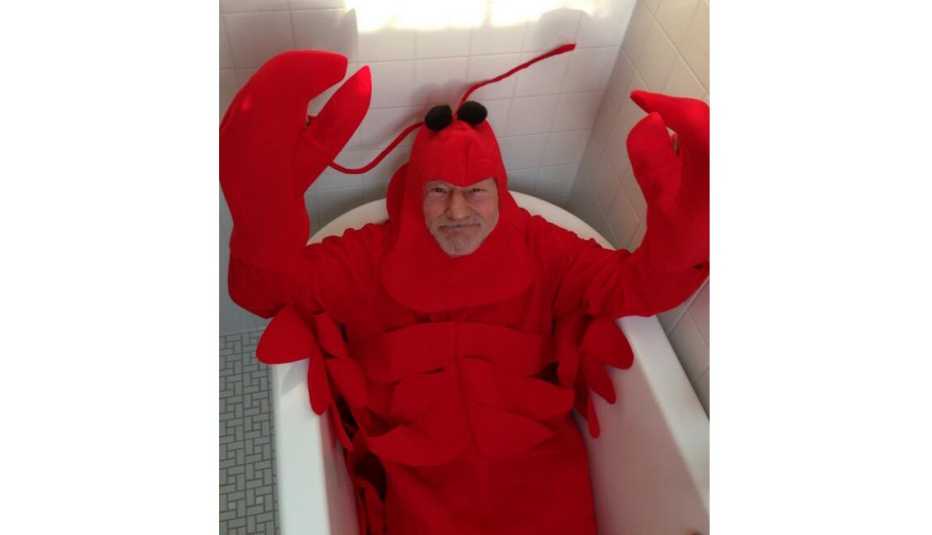 Sir Patrick Stewart se sienta en una bañera vestido con su traje de langosta en Halloween en 2013.