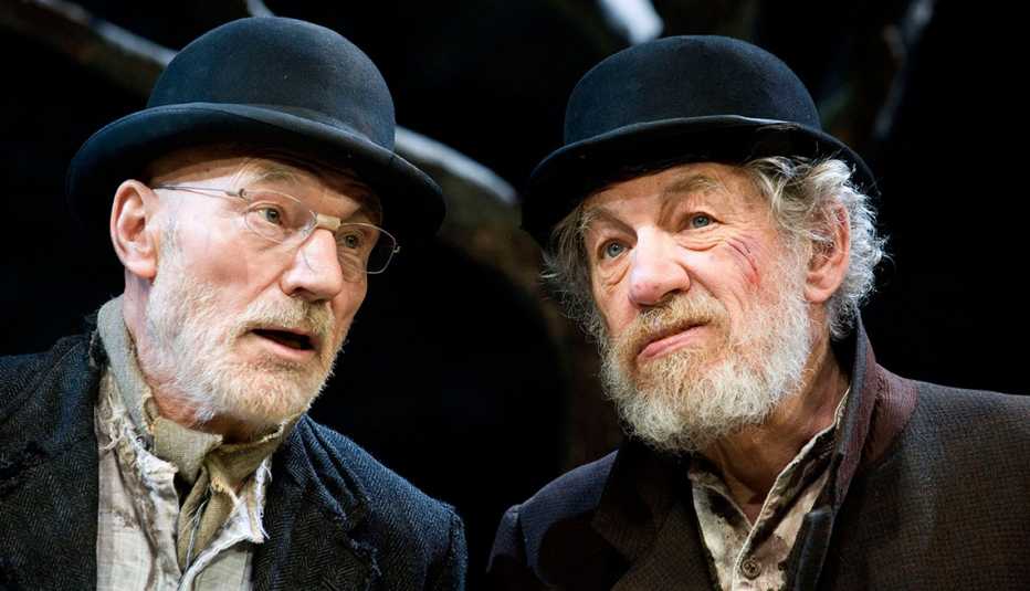 Sir Patrick Stewart, como Vladimir, y Ian McKellen, como Estagon, en la película Waiting For Godot. 