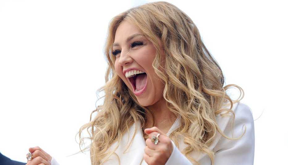Retrato sonriendo de la artista mexicana Thalía en la promoción de su disco para niños.