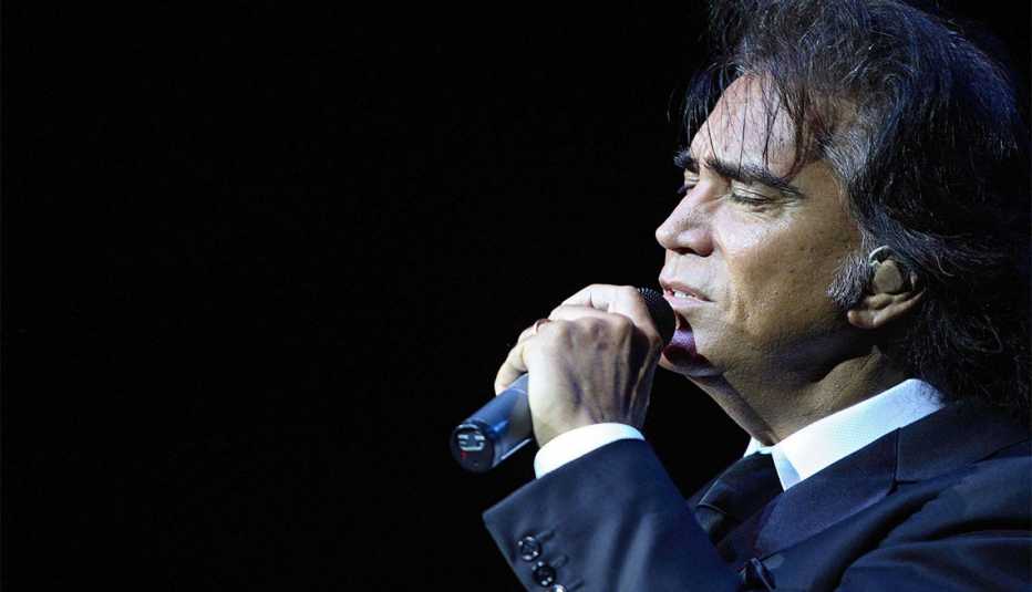 José Luis Rodríguez cantando con un micrófono en la mano
