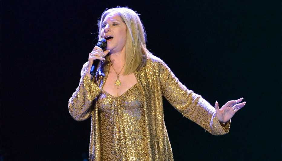 Barbra Joan Streisand cantando con un micrófono en la mano