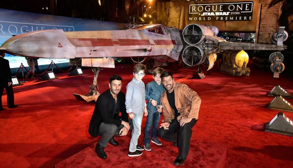 Ricky Martin (derecha) con sus hijos y el artista Jwan Yosef (izquierda) asisten al estreno mundial de "Rogue One: A Star Wars Story" en Hollywood, California el 10 de diciembre de 2016.