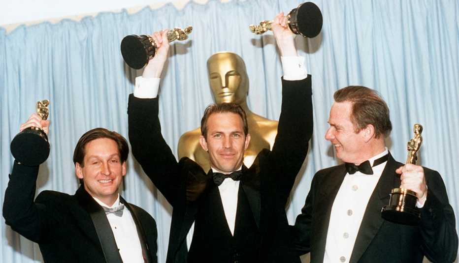 Jim Wilson, Kevin Costner, Michael Blake celebrando los Óscar